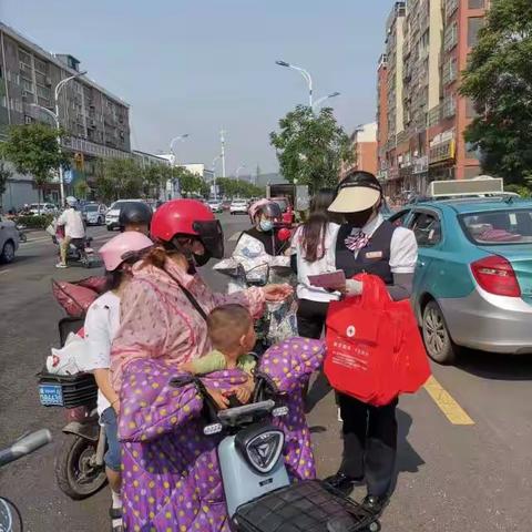 滦州中成村镇银行走进商贸集市开展反假宣传