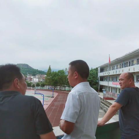 情系教育 温暖随行——上栗镇政府领导走访慰问新建小学