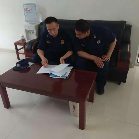 支队下沉干部对沂源大队商城消防站指战员开展全国“两会”安保期间谈心交流活动