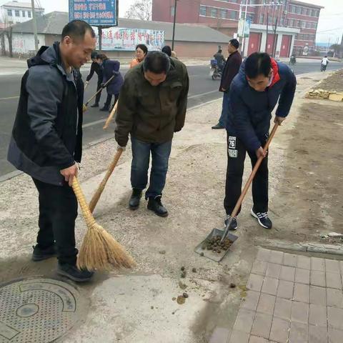 2018年3月3日，民政局50余名党员干部开展“学习雷锋、扮靓龙城、喜迎两会”志愿服务活动！