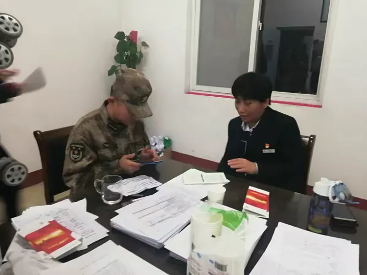 石家庄分行西苑支行提级部队服务,为驻石某部队启用二代军保卡,组织随军行宣讲活动。