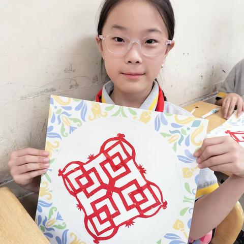 河北街四五年级剪纸《四折方胜纹》