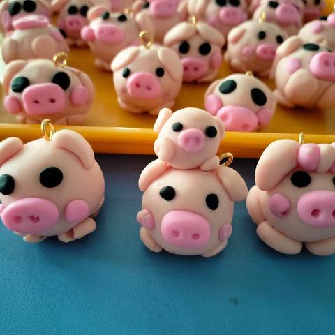 泰华一年一班软陶《小猪挂件》
