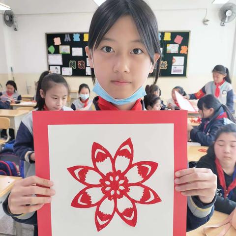 河北街小学五年级剪纸社团的精彩瞬间