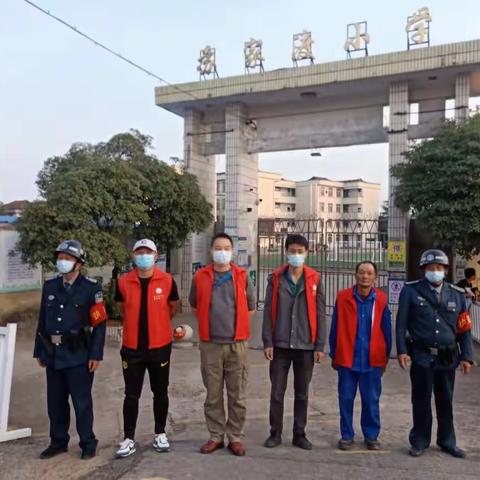 用“心”护学，轮流站岗——记苏家渡小学114中队家长护学岗值勤记
