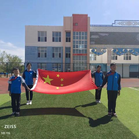 【民族政策宣传月】苏尼特左旗第二小学举行“铸牢中华民族共同体意识——民族团结一家亲”升国旗仪式