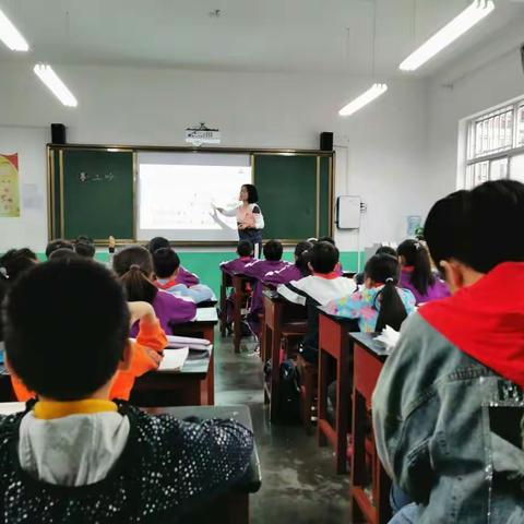 同伴互助，携手成长———城关三小四年级语文组听评课活动纪实