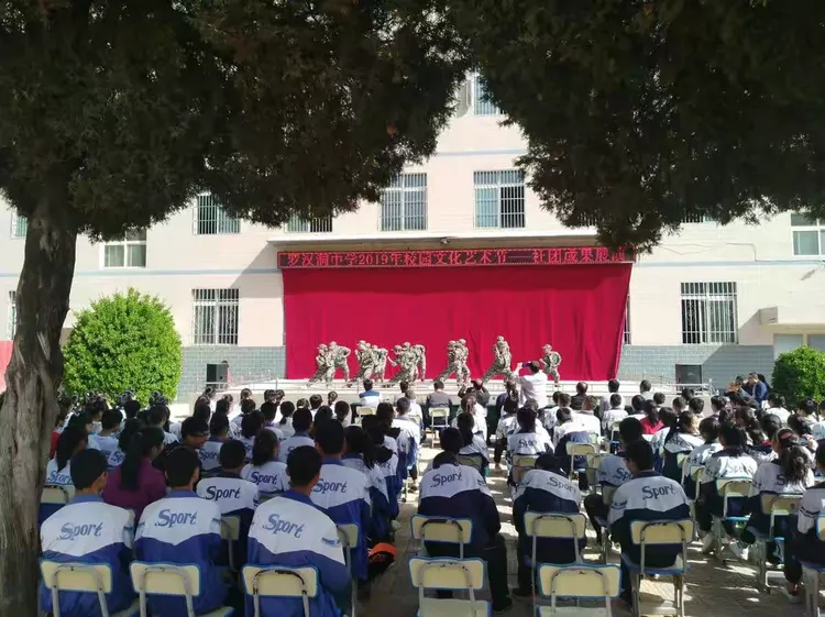 罗汉洞中学2019年校园文化艺术节暨春季田径运动会掠影