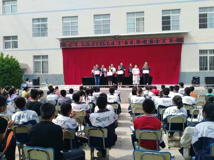 罗汉洞中学2019年校园文化艺术节暨春季田径运动会掠影