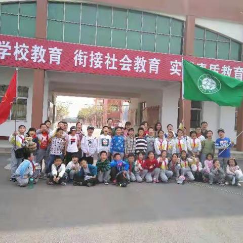 枣庄实验学校家委会组织学生来校参观学习。