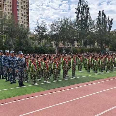 迷彩飞扬传军魂  国防教育铸人生            南山路小学国防教育周