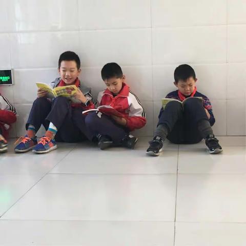 我们沉浸在清幽的书香中
