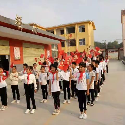 马铺镇小学：升国旗，祝福祖国