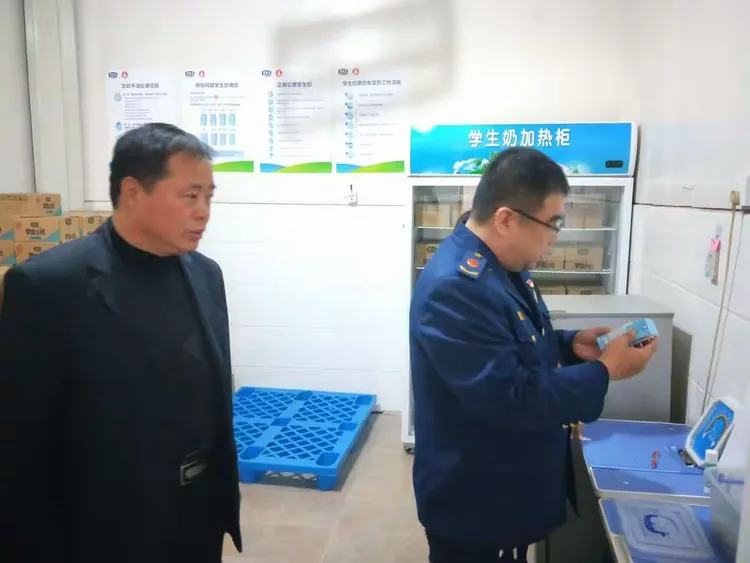 为使压力得到传达，分局负责人刘建科带领主管副职逐个学校、幼儿园食堂进行检查，为提高检查标准，对照《