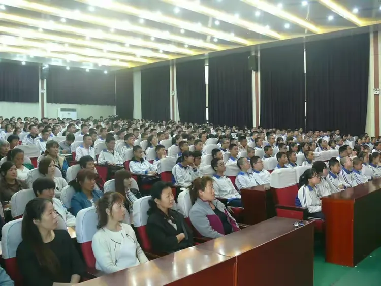 万隆实验中学冲刺中考励志与心理辅导专题讲座