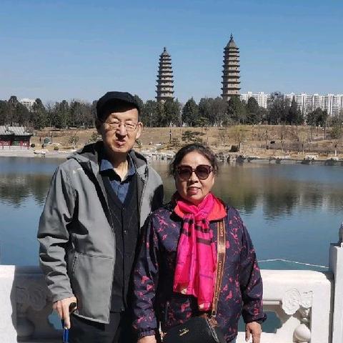 老俩口游双塔公园