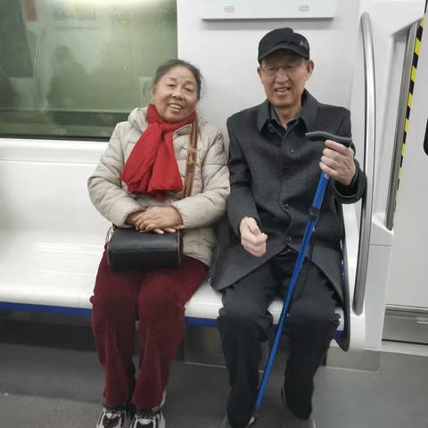 老俩口坐地铁