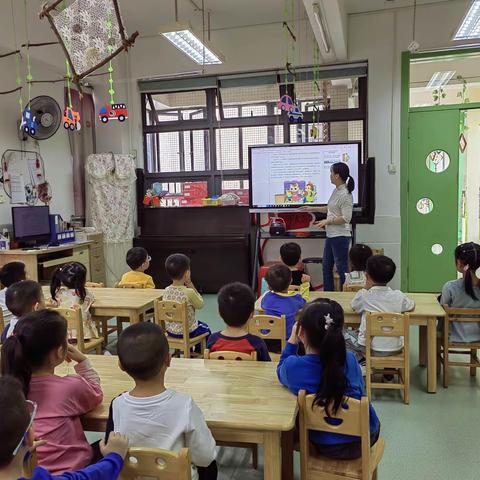 安全从一点一滴做起--依云小镇幼儿园小一班安全教育主题活动