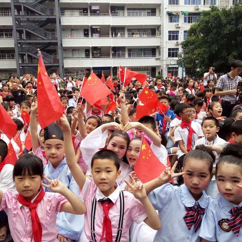 我们节日五彩缤纷，红旗迎风飘扬……