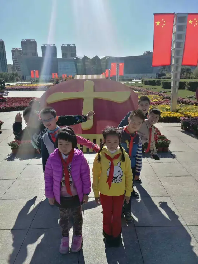 三 年 二 班(3) ——大庆市直机关三小3.2班参观铁人纪念馆记