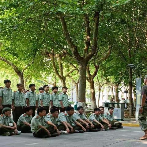 刻苦训练 严格要求 争做军训优秀学员