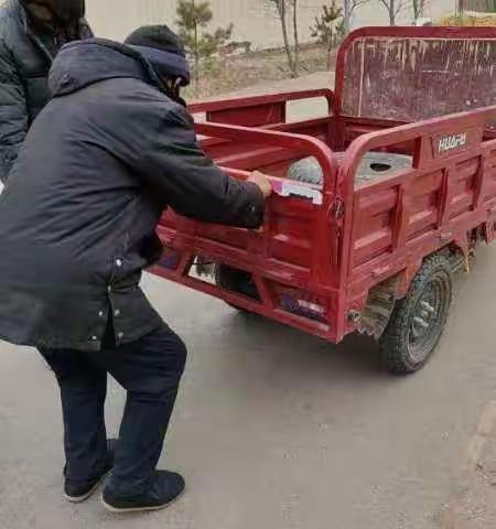 亮尾行动超暖心 保障出行更安全——大坝镇田斌村开展“亮尾行动”