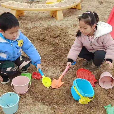 拾堡幼儿园大班——沙池里的美好瞬间