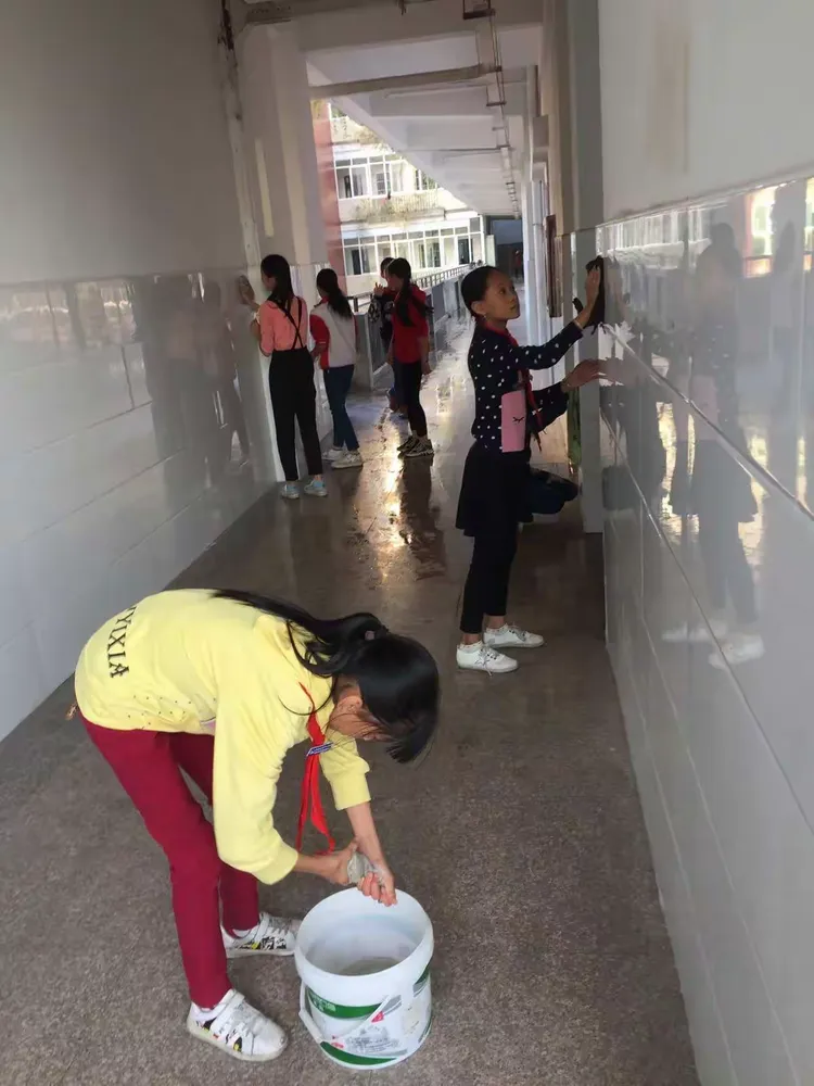 沙县凤岗中心小学六年级潜思力行促养成一一会劳动,懂感恩篇