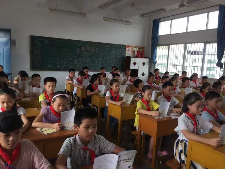 沙县凤岗中心小学六年级潜思力行促养成