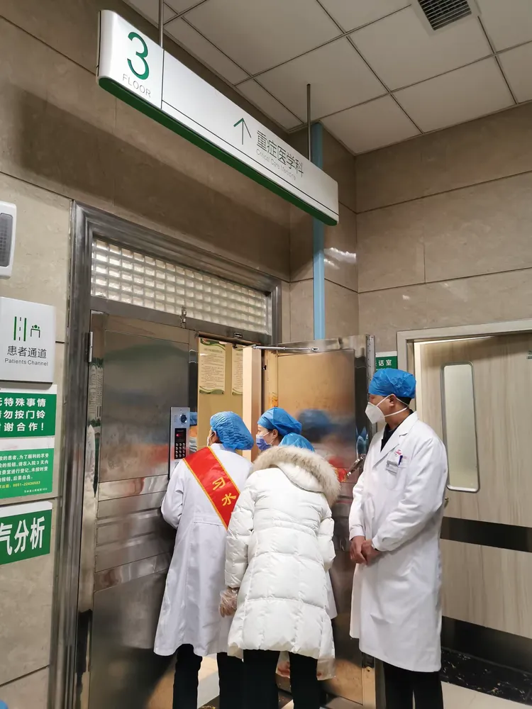 抗击疫情我们义不容辞——习水县人民医院青年志愿者为一线工作人员送温暖