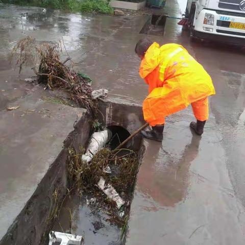 牢记初心使命    雨中忘我工作