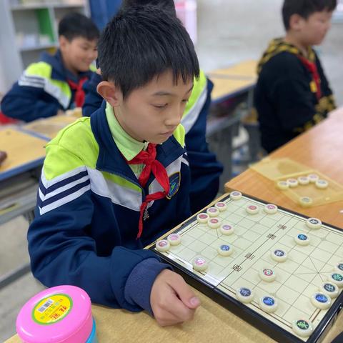 伊河学校五年级棋艺社团