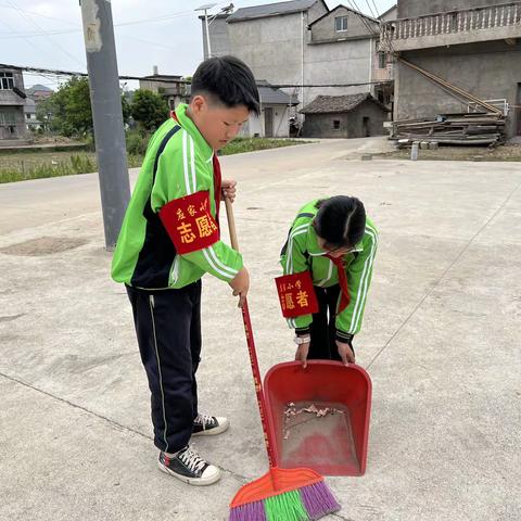 爱护地球环境 倡导文明新风 ——应家小学开展“世界地球日”志愿服务活动