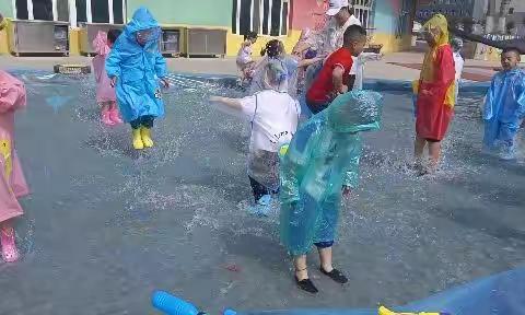 “缤纷夏日，欢乐时刻”——木垒县幼儿园大班年级组嬉水活动