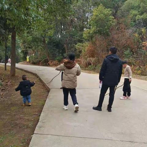 从一家人爬山活动谈育儿