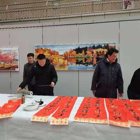 吉林省白山市老年书画研究会为贫困村书写春联