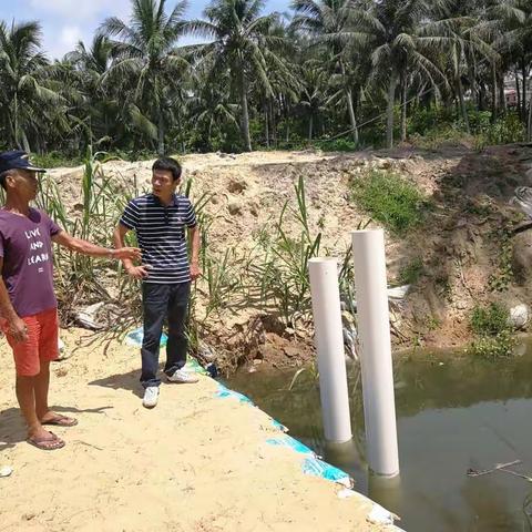 协同海洋局领导督查高隆湾海水养殖场沉淀池建设情况。