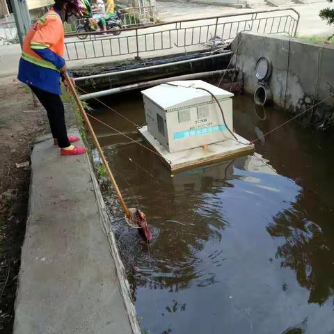 港尾沟清理水面垃圾