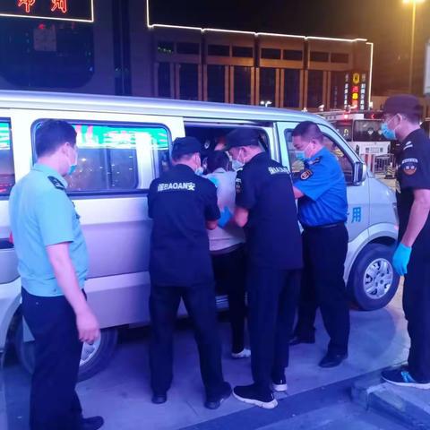 执法队员热心关怀  帮助流浪人员安全返家