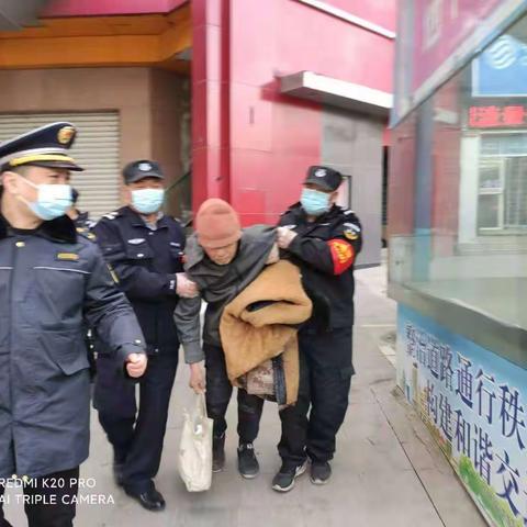 履职尽责站好岗 爱心满满助他人