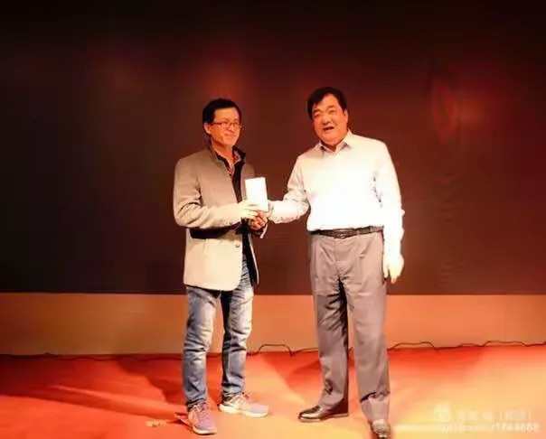 一等奖由董事长亲自抽出，许福增幸运获得大奖！