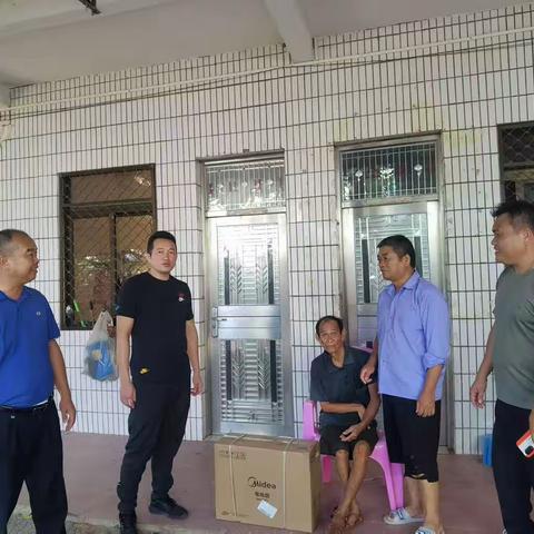 区委常委彭建军带队到布甫村给困难户送“微心愿”物品