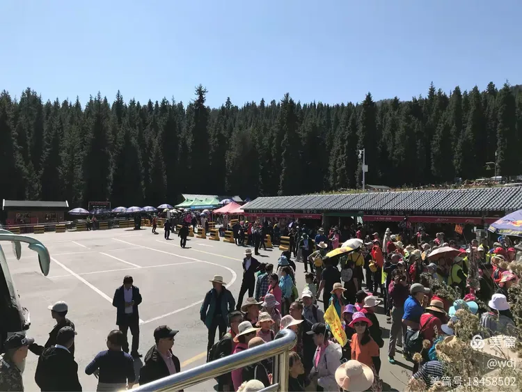 新疆天山天池黑色衣服