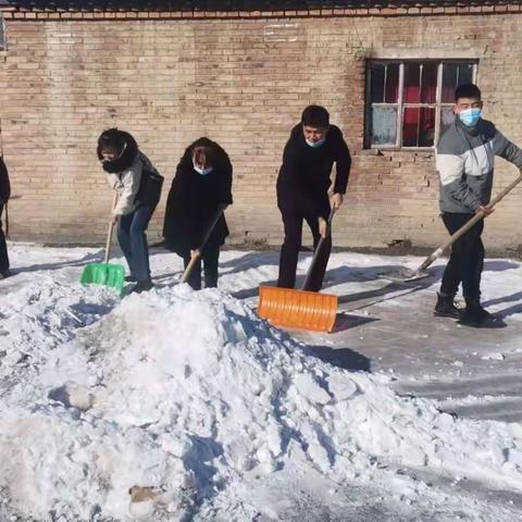 开学扫积雪，“静”待新学期             ——托里县第二小学