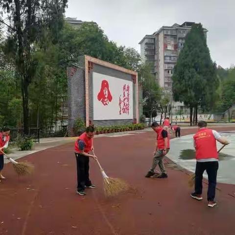 不忘初心、牢记使命——城关中心小学党支部开展迎七一义务劳动主题党日活动