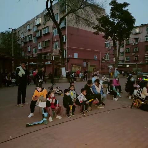 “社区教育·心随影动”户外观影活动