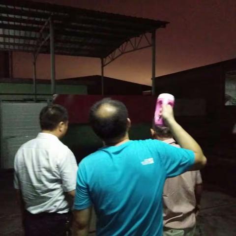 高新区环保局突击夜查涉水企业