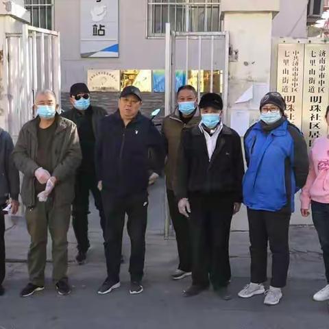 脱下军装奉献地方—七里山街道明珠社区退役士兵帮助社区居民清理更换纱窗