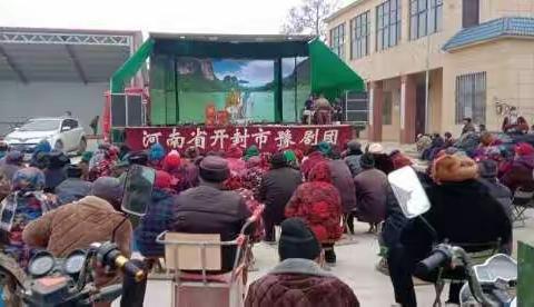【脱贫攻坚，同心聚力】西姜寨乡杨岗村对28人先进模范进行表彰