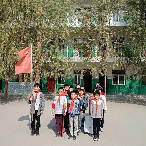 左占小学少先队志愿者活动